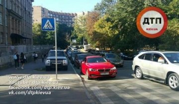 Такому в школе не учат: папа показал мастер-клас неправильной парковки (фото)