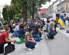 Львовяне стали на колени: погибшего на Донбассе Богдана Ховалко провели в последний путь