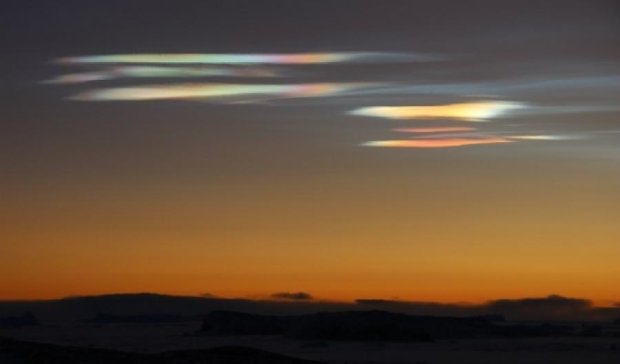 В небе над Антарктидой заметили радужные облака