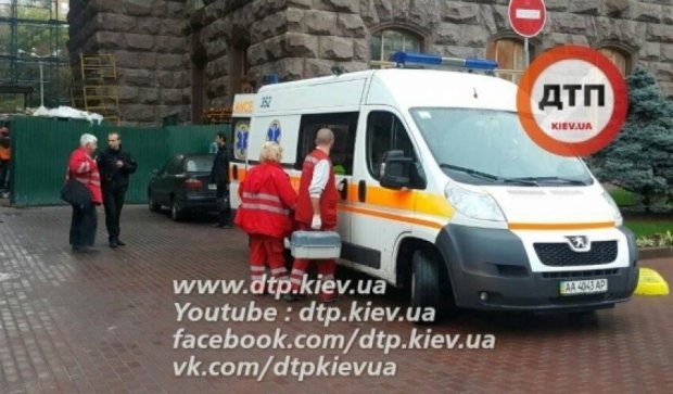 Мужчина сорвался с 10-метровой высоты в центре Киева