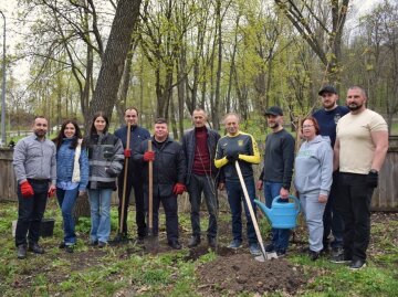 Шевченко объединяет Украину: на Приорке высадили дубовую аллею и провели большую толоку