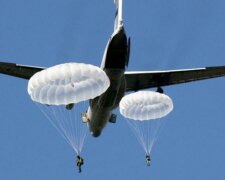 У Празі парашутист десантувався на глядачів: є постраждалі