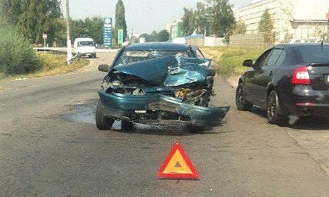 Страшна аварія на Харківщині: іномарка зіткнулася з автобусом (фото)