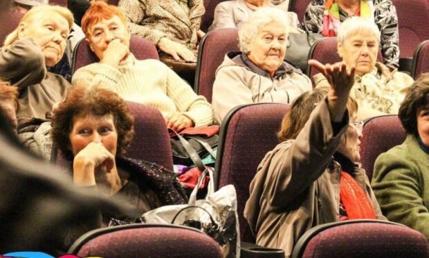 Пенсионеры в кинотеатре, кадр из видео