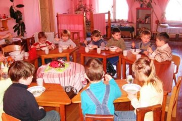 Напхали дітей сурогатом: київські дитсадки накрила хвиля скандалів