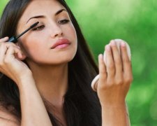 Краса вбиває: звичайна туш осліпила жінку