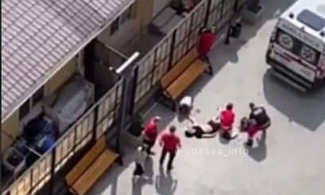 Хлопець випав з вікна в Одесі, скріншот з відео
