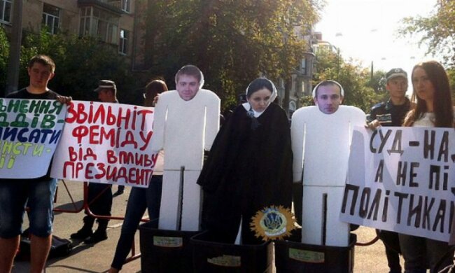 На Банковій встановили пам'ятник суддям у сміттєвому баку (фото)