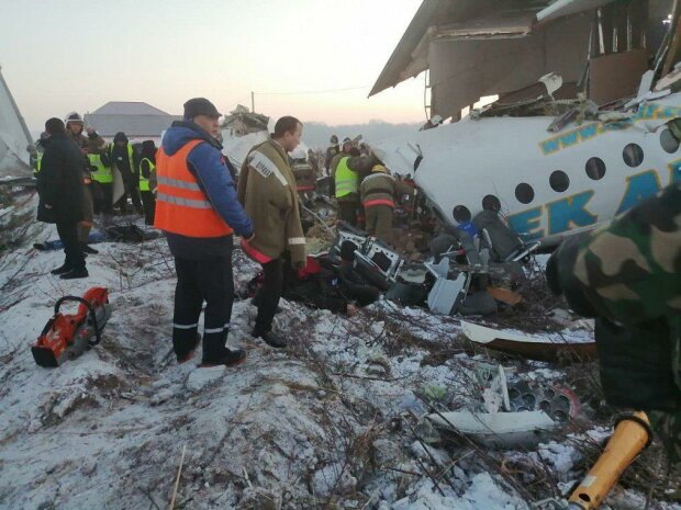 У Казахстані розбився літак із сотнею пасажирів на борту: перші кадри з місця катастрофи