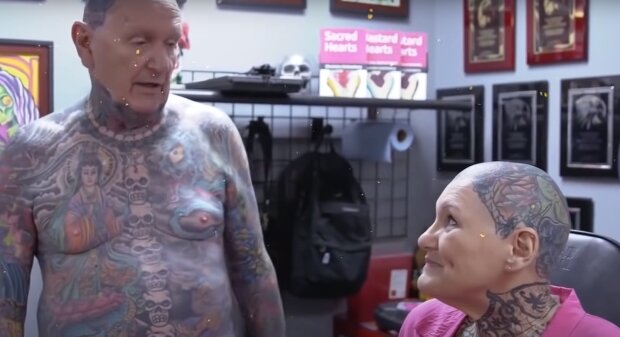 Дедушка с татуировкой вагона