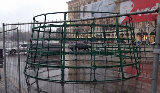 В центре Харькова уже ставят новогоднюю елку (фото)