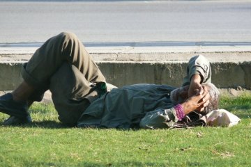 Цинизм и унижение: харьковские патрульные поиздевались над бездомным