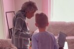 102-летняя прабабушка и 6-летний внук не виделись год из-за карантина - их танец при встрече согревает сердце
