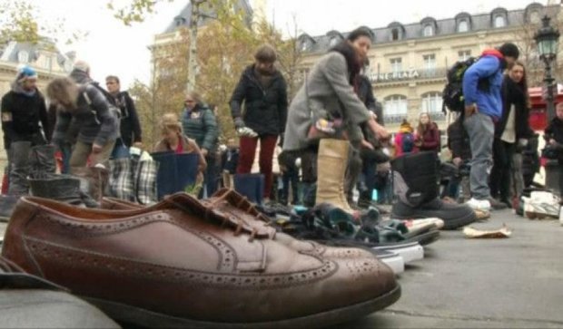 У Парижі активісти протестували взуттям (відео)