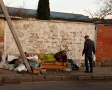 Львів'ян злякав безхатько у лахмітті, зима на носі: "Приволiк диван і купу сміття"