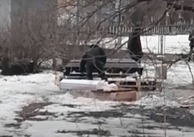 У Києві у дворі влаштували похорони, скріншот із відео