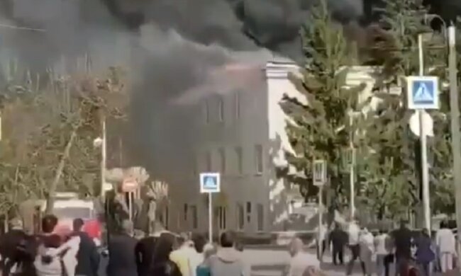 Рашисти наблюдают, как горят вертолеты, Саратов. Фото: Youtube