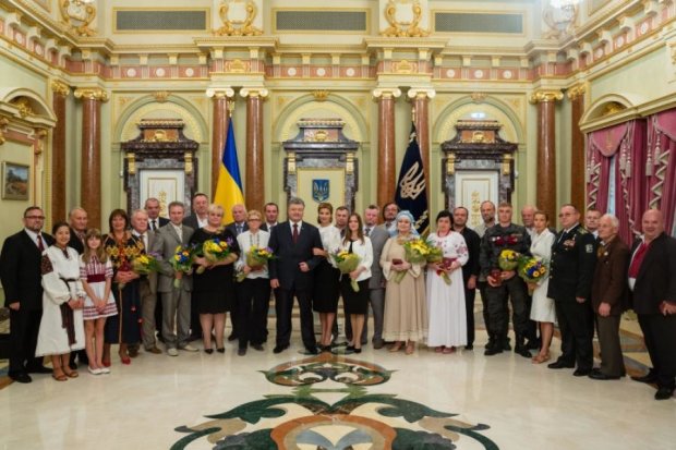 Порошенко наградил выдающихся украинцев ко Дню Независимости (ФОТО)