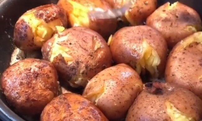 Готуємо картоплю на сковорідці, кадр з відео