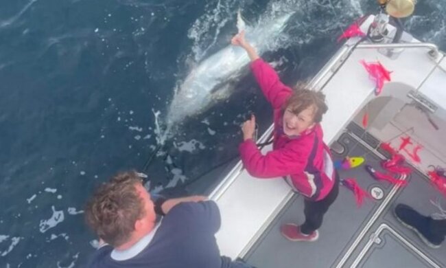 9-річна Ізі Кротті спіймала блакитного тунця майже в шість разів важче за неї