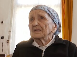 Пенсионерка села на шпагат, скриншот из видео