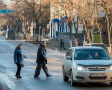 Нові правила на українських дорогах торкнулися і пішоходів: відеодоказ