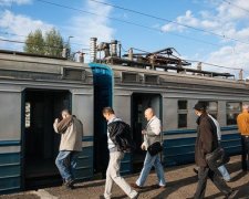 Под Харьковом неадекваты "наказали" мужчину за молчание, скандал на всю электричку: "Авторитетов знаешь?"