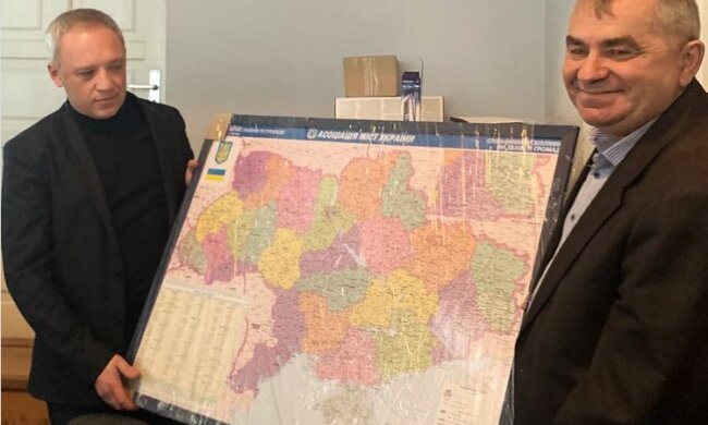 Мер Клічук взяв карту України і звернувся до чернівчан: "Для мене честь приєднатися..."