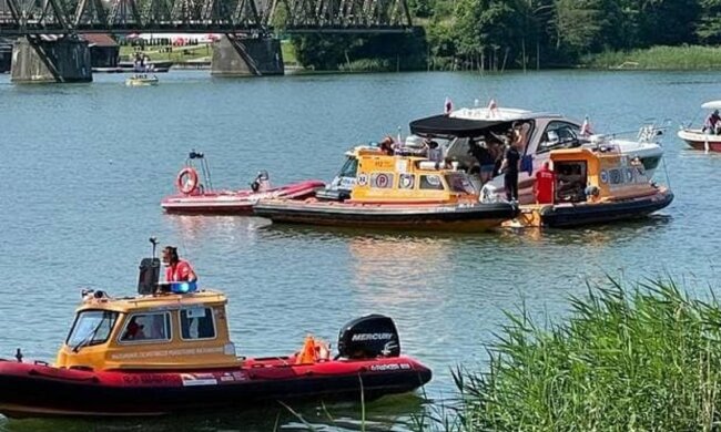 Вертоліт з українцями впав у озеро в Польщі, є постраждалі