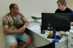 Ветеран заповнює документи на пільги в ЦНАПі