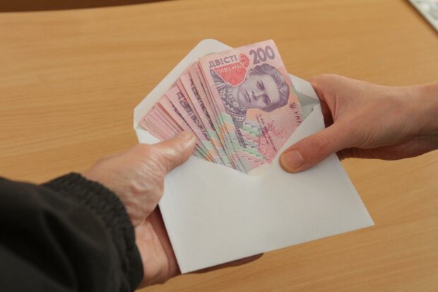 Зарплата в конвертах, фото: 1news.com.ua