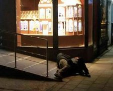 Фото дня: "уставшие" львовяне спят под "Roshen"
