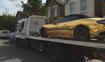 Всі рівні: британські копи евакуювали золотий Maserati