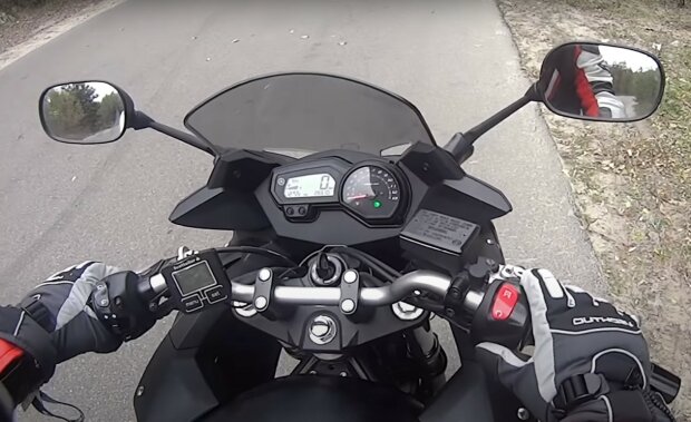 мотоциклист, скриншот из видео