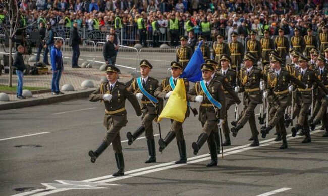 Парад до Дня Незалежності показав, якої техніки не вистачає ЗСУ