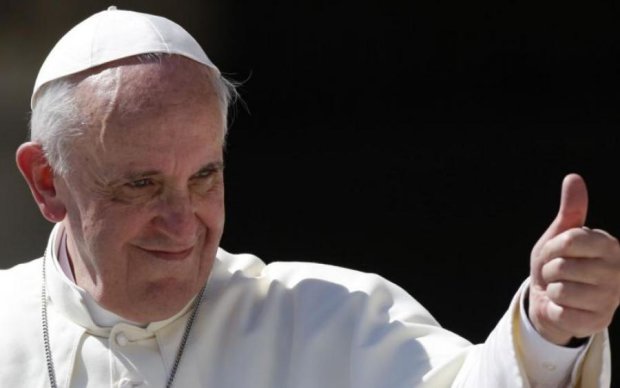 Впервые в истории: папа Римский повенчал молодоженов просто в небе