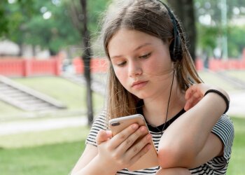 Дівчинка слухає музику