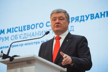 Порошенко прийшов кайфувати від джазу в компанії двох незнайомок: "Із рота випало"