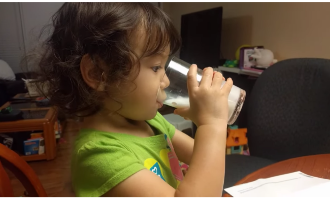 Молоко для ребенка: фото скрин Ютуб