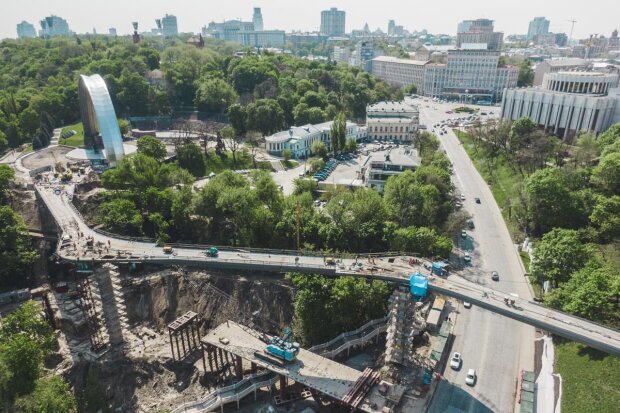 У Києві на горе-міст Кличка вперлося комунальне одоробло: "Час відкривати метро"