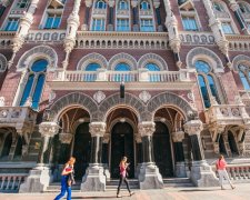 Майские праздники и Пасха: Нацбанк показал украинцам "финансовый" календарь