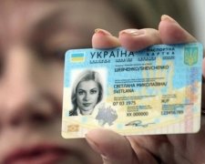 Українці масово скаржаться на ID-паспорти, біометрика виявилася пасткою