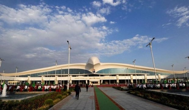 Гигантский сокол накрыл аэропорт в Ашхабаде