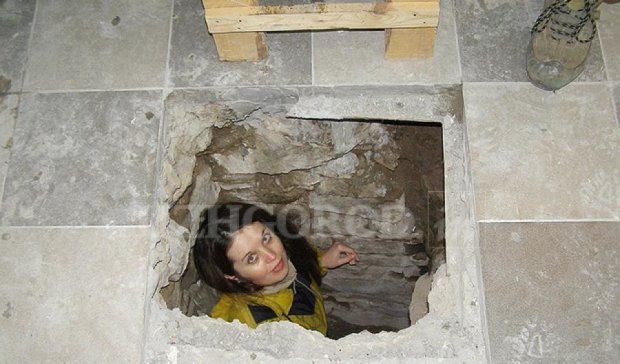 В Ужгороде нашли подземный ход в ресторан (фото)