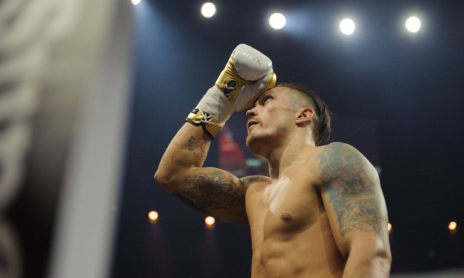 Усика помітили на київському стадіоні у цікавій компанії: фото чемпіонів