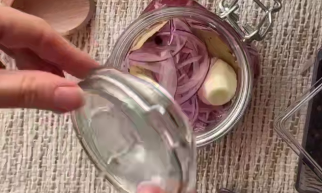 Маринованный лук, кадр из видео