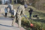 У Дніпрі горе-татусям вручили по мітлі: як це працює