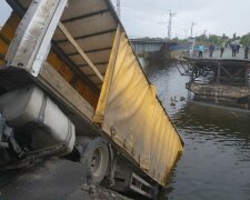 На Днепропетровщине мост обрушился вместе фурой, фото: 056.ua