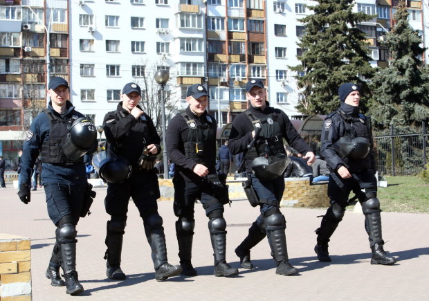 В Одесі "тітушки" атакували держустанову: будівлю заблокували, висунули умови, люди налякані