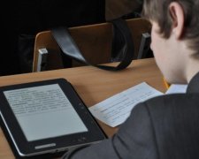 Бумажные учебники могут исчезнуть из украинских школ